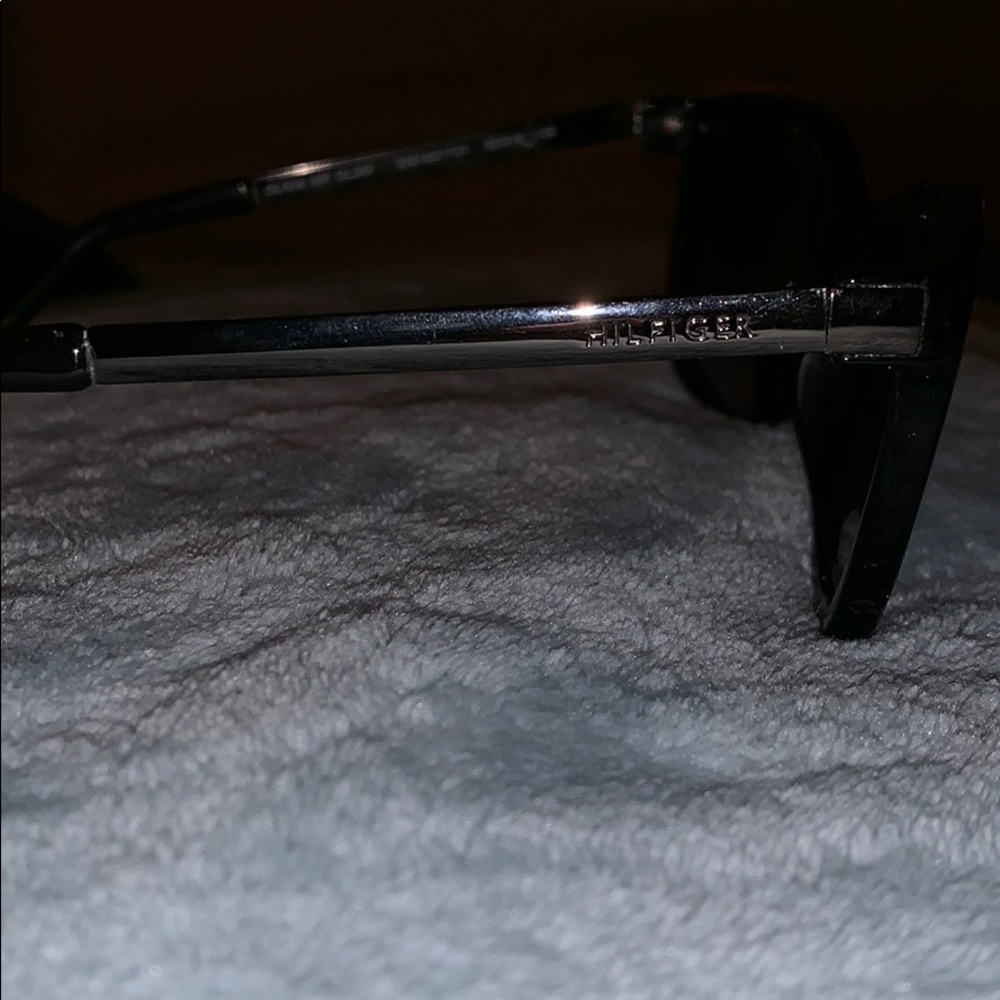 Tommy Hilfiger sunglasses! - Picture 3 of 4